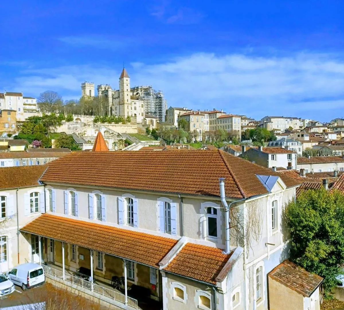Apartment Auch 3 Chambres,120 M2 Au Calme Et En Ville !!!